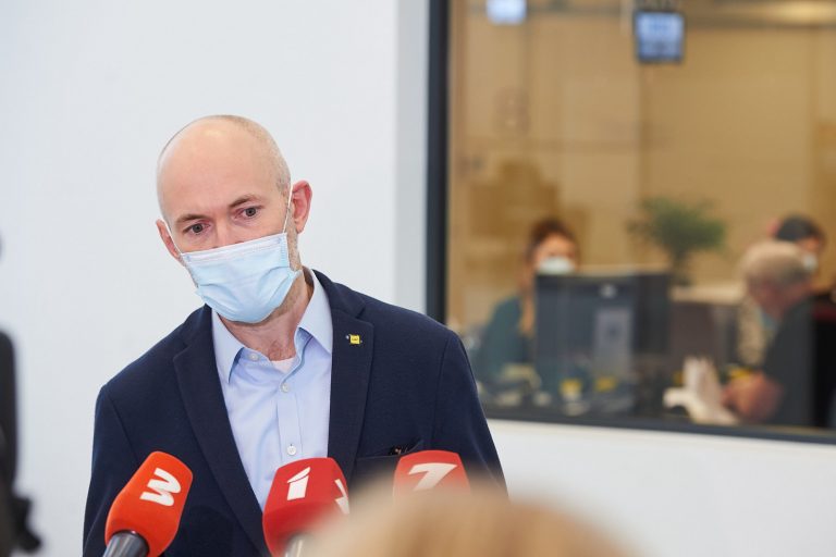 Штамм «дельта» стал доминирующим вариантом COVID в Латвии