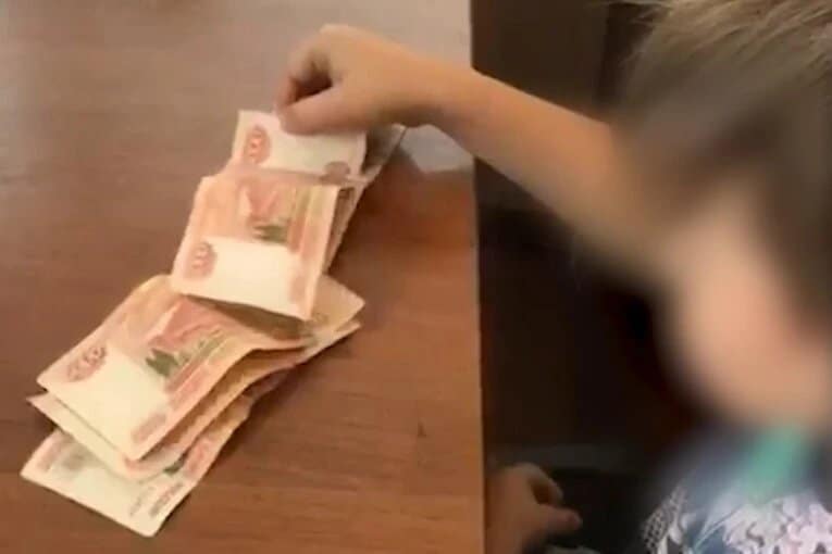 В России шестилетний мальчик взял у бабушки 275 тысяч рублей, чтобы купить игрушку