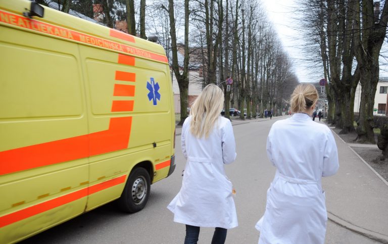 В Латвии введена обязательная вакцинация для некоторых сфер. Работников без COVID-сертификата смогут увольнять