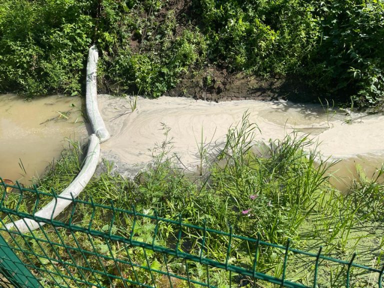 В одной из рижских рек обнаружили загрязнение неизвестным веществом
