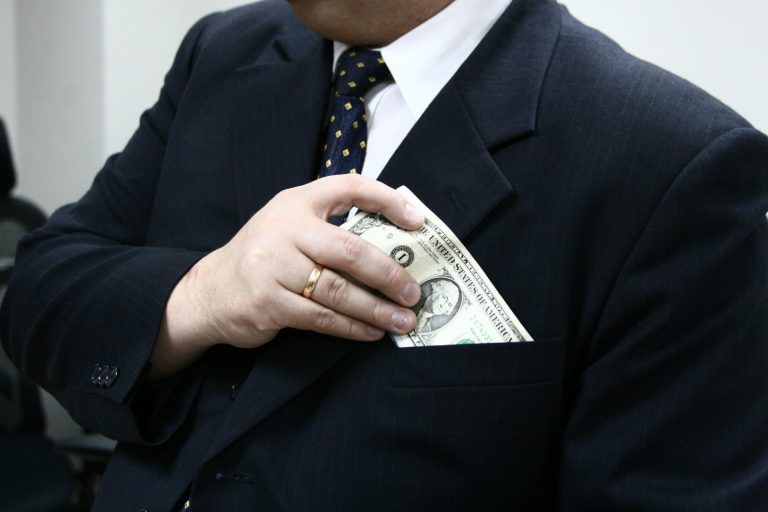 KNAB: чиновники иногда прячут свои нелегальные доходы на счету семьи
