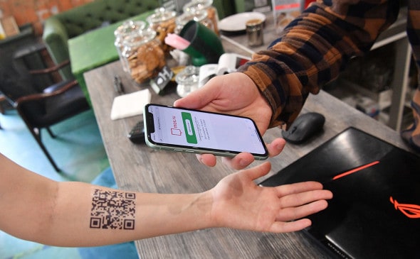 В Москве отменяют систему QR-кодов, так как охват вакцинации достиг 60%