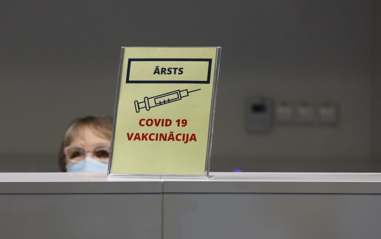 За четыре дня этой недели от COVID вакцинировались меньше людей, чем за один день весной