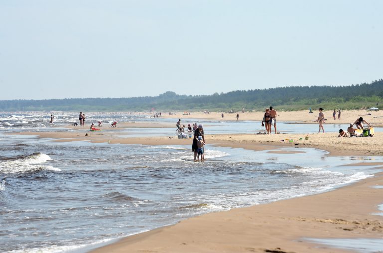 В Лиепае и Вентспилсе купаться запрещено. На рижском взморье вода +24 градуса