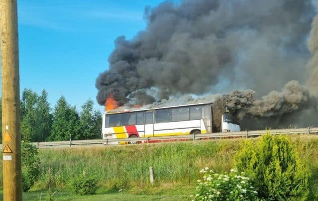 Под Саласпилсом загорелся пассажирский автобус