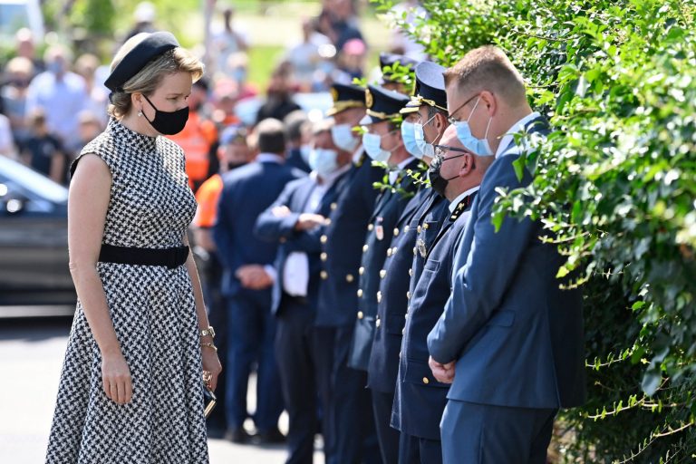 В Бельгии прошла минута молчания в память о погибших из-за наводнений — в Брюсселе опустили флаги всех стран ЕС