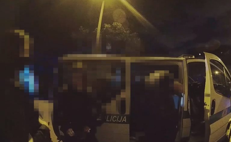 В Иманте молодежь «припарковала» скутер на крыше автомобиля. Теперь придется отвечать (ВИДЕО)