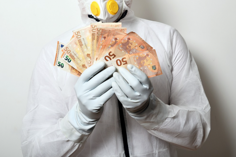 Врач: пособие в 300 евро каждому привитому латвийцу обеспечит 70% вакцинации