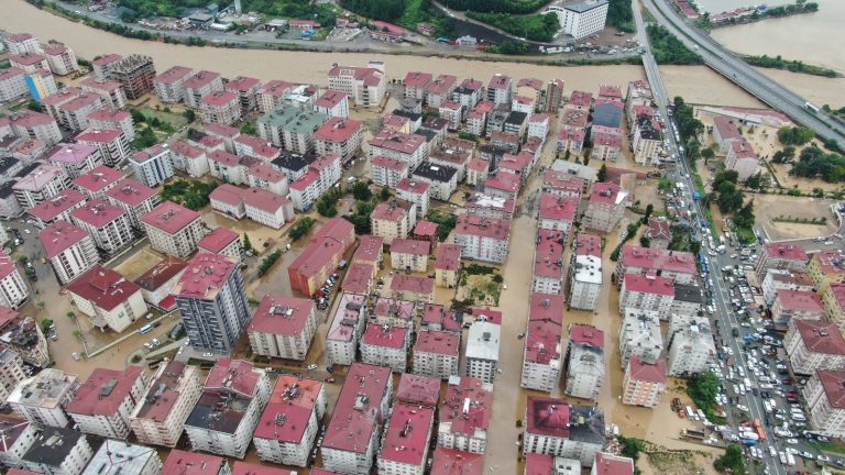 Северо-восток Турции ушел под воду. Идут спасательные работы (ФОТО и ВИДЕО)