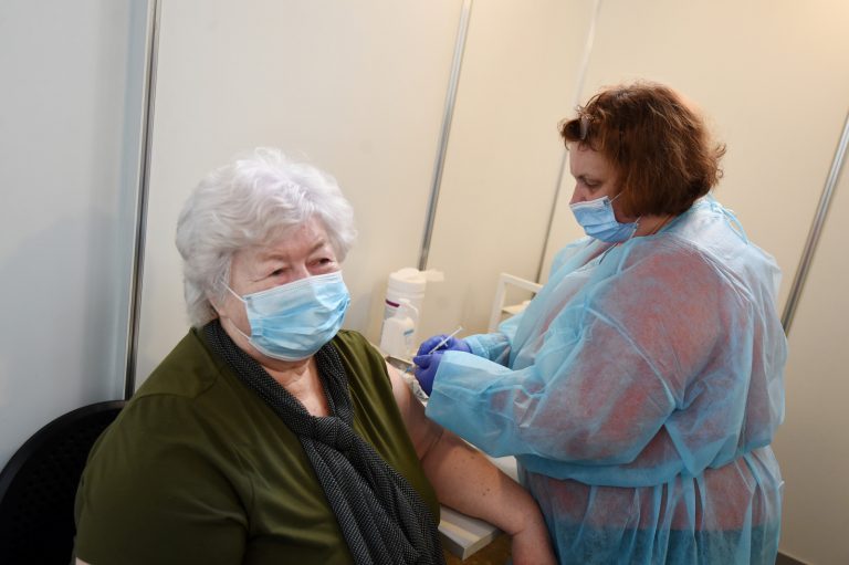 На этой неделе пожилые люди смогут вакцинироваться без записи