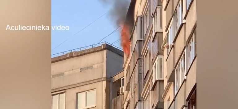 Огонь уничтожил квартиру в Золитуде. Хозяев в момент трагедии не было дома (ВИДЕО)