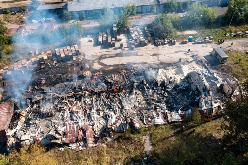 Сгорели паллеты и товар для бани на площади 1250 m2: пожар на Румбуле ликвидирован спустя девять часов (ФОТО и ВИДЕО)