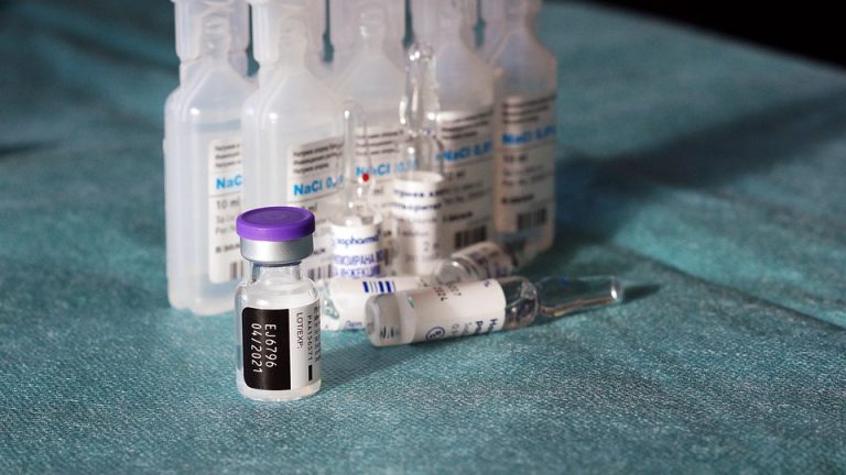 Исследование: третья доза вакцины Pfizer усиливает защиту от дельта-штамма