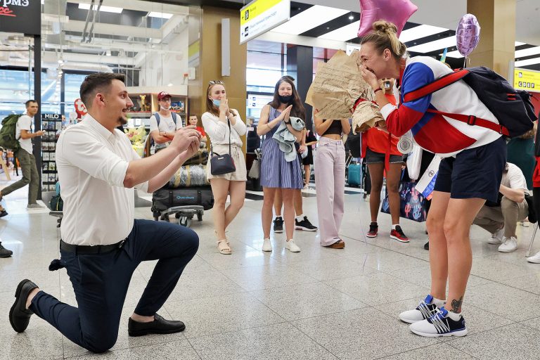 Российской баскетболистке сделали предложение по прилету из Токио (ВИДЕО)