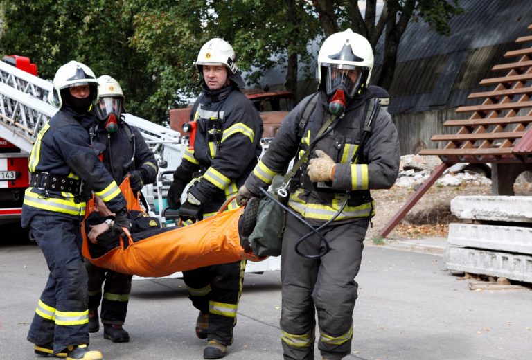 В Риге из пожара в квартире спасателями были выведены 9 человек