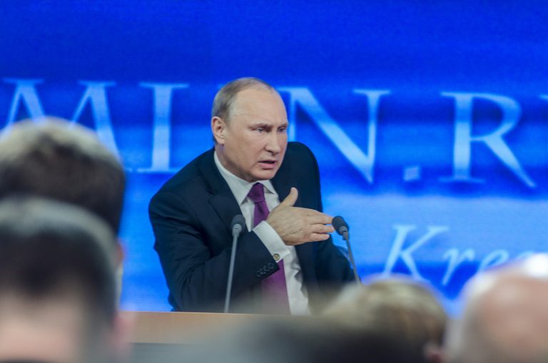 Путин запретил ввозить в Россию игристые вина из Шампани под названием шампанское