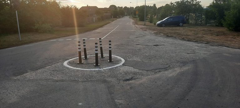 Рижане задаются вопросом: «WTF?». Им отвечают: столбики в Дарзини выполняют роль «ротационного круга»