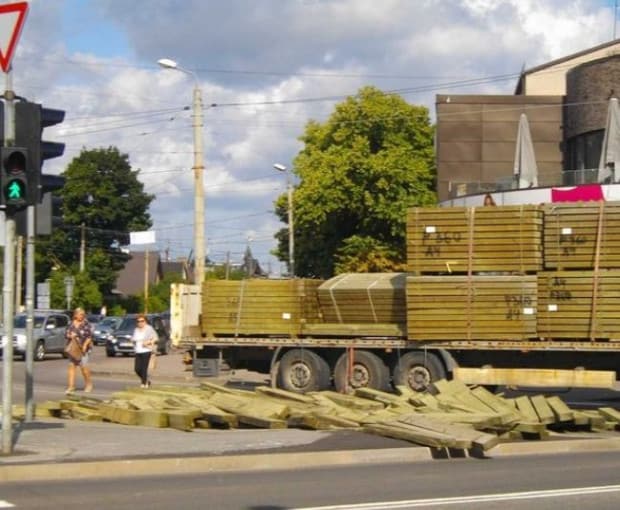 ДТП в Пурвциемс: грузовик на повороте «растерял» деревянные балки