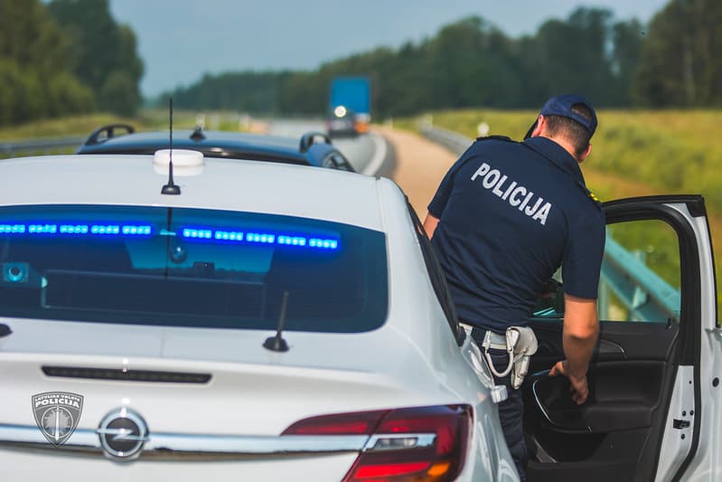 В Латвии задержаны 4 человека, подозреваемые в подделке документов и вымогательстве