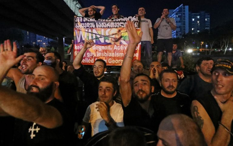 ЛГБТ-активисты намерены провести шествие в Тбилиси. Противники хотят его сорвать