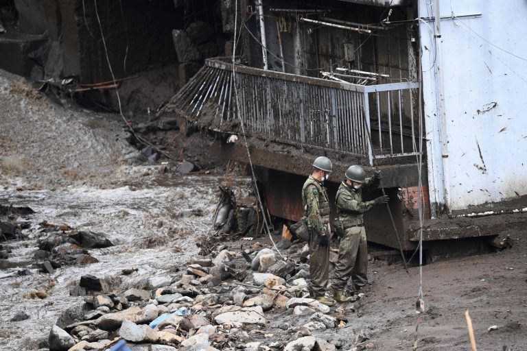 В Японии из-под завалов спасли женщину и ее младенца