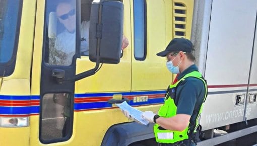 Дельта стремительно распространяется: меняются правила въезда в Латвию из России и Беларуси