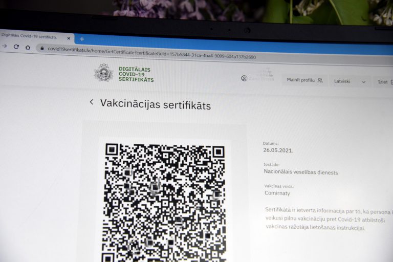 В некоторых сферах в Латвии введут обязательную вакцинацию. Работников без ковид-сертификата смогут увольнять