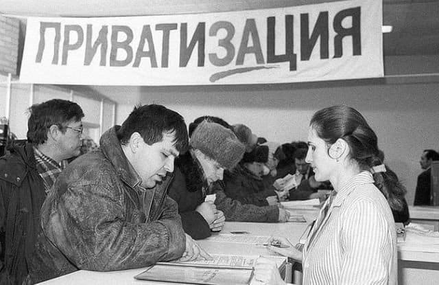 Приватизация, танки и мойка машин в нашей подборке атмосферных фото из 90 — ых