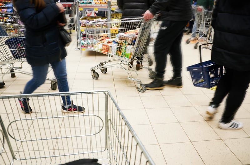 Потребительские цены в Латвии выросли на 2,7%: услуги подорожали, продукты подешевели