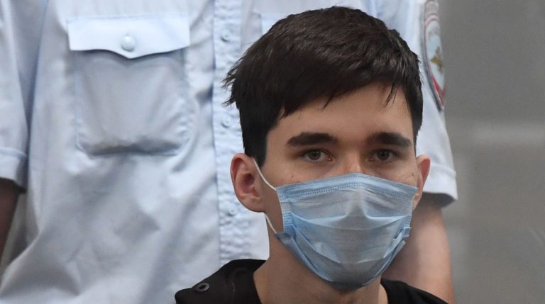Группа девушек оплатила нового адвоката стрелку из Казани