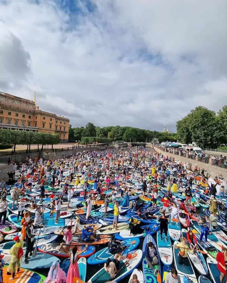 В Петербурге своя атмосфера: сотни людей проплыли по Фонтанке (ФОТО и ВИДЕО)
