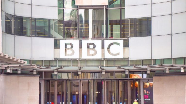 В Лондоне протестующие пытались штурмовать офис BBC, но ошиблись адресом
