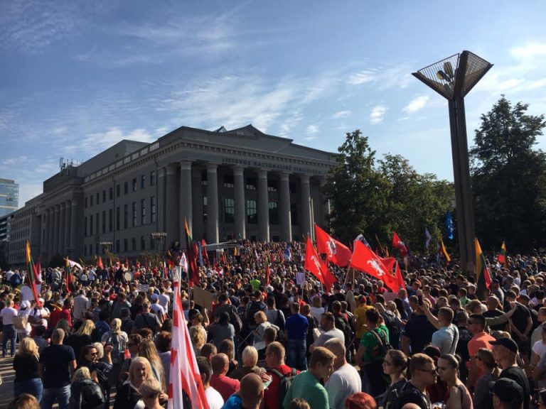 В Литве прошли масштабные протесты против ограничения прав непривитых от COVID