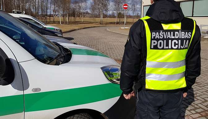 Мужчина пытался взломать банкомат; при бегстве он ранил полицейского ножом для резки бумаги