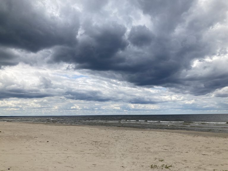 Погода на вторник: грозы с ливнями и теплая вода в реках и озерах