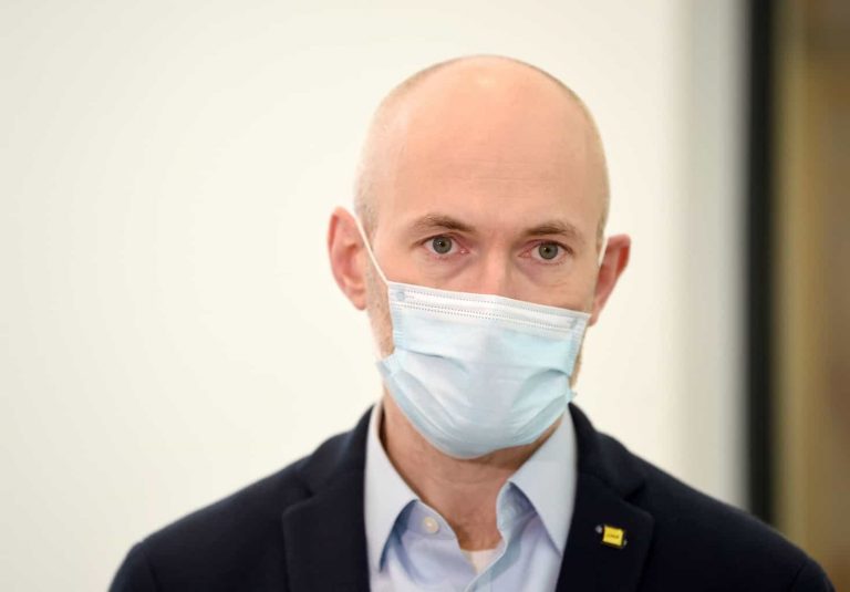 Павлютс призвал латвийцев прививаться, приведя в пример «плачевную» ситуацию в Эстонии и Литве