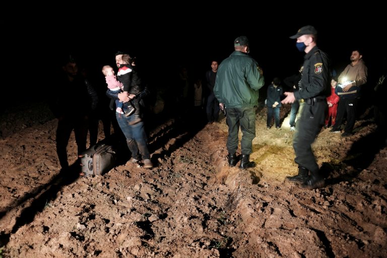 Reuters показало, как прибывших в Латвию мигрантов выдворяли в Беларусь (ФОТО и ВИДЕО)