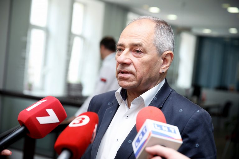 Экс-премьер: школы надо открыть, а учителя должны быть привиты. Точка!