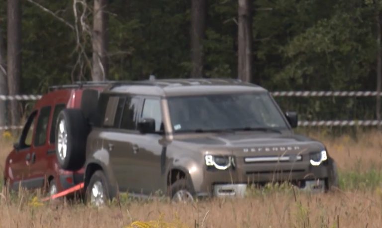 Под Ригой женщина случайно съехала с дороги в поле, засмотревшись в телефон