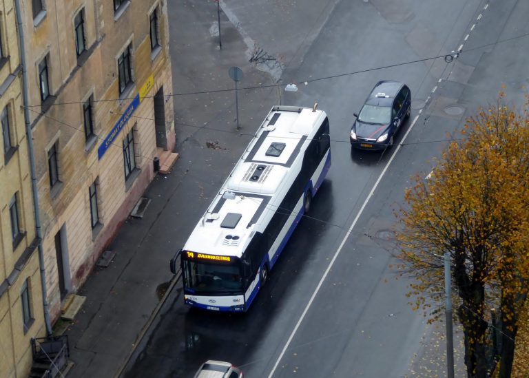 До 19 августа ограничено движение транспорта на пересечении Дзирнаву и Тургенева