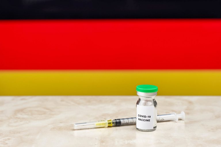 Медсестра в Германии меняла COVID-вакцину на физраствор - пострадали более 8,5 тысяч человек