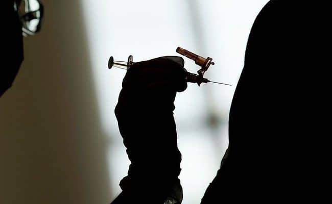 Хотя бы одну дозу вакцины от COVID в Латвии получили уже 800 000 человек