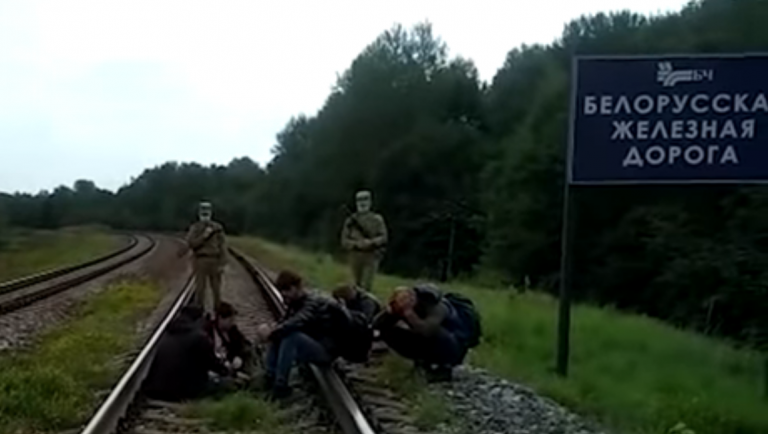 ВИДЕО: белорусские пограничники «перегоняют» мигрантов в Латвию