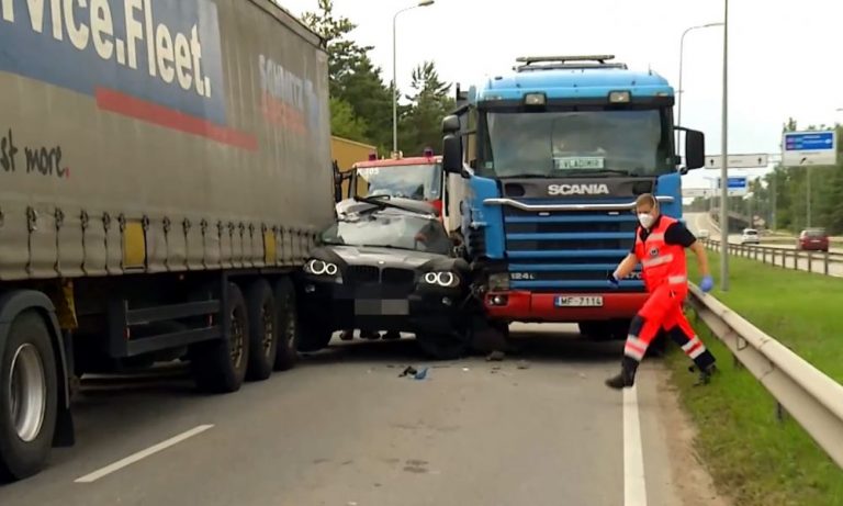 BMW зажало между двух фур. Неудачный маневр для девушки закончился в больнице (ВИДЕО)