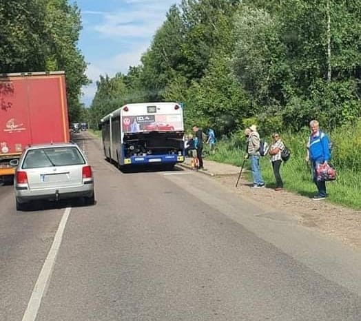 ФОТО: по пути в Болдераю загорелся автобус Rīgas satiksme