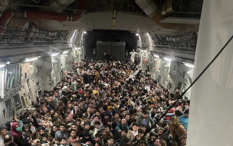 ФОТО: американский пилот вывез 640 афганских беженцев одним рейсом