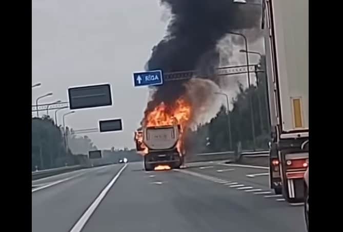 ВИДЕО: на Тинужском шоссе сгорела грузовая машина