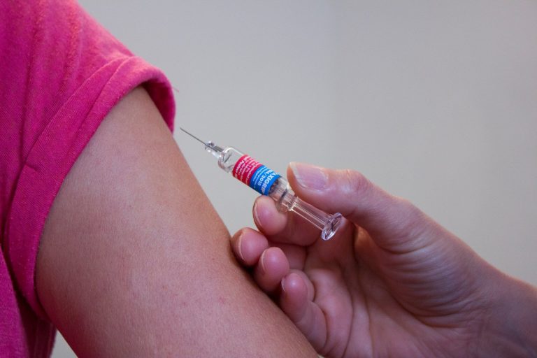 Эксперты изучают два случая смерти вакцинированных от COVID латвийцев