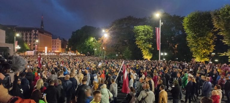 «Кариньш, уходи!»: тысячи протестующих отправились к памятнику Свободы и Кабинету министров (ФОТО и ВИДЕО)