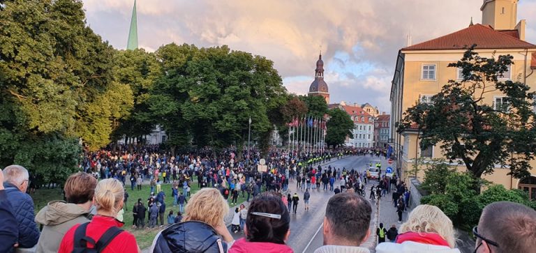 ФОТО и ВИДЕО: люди собрались в центре Риги на акцию протеста. Стянуты крупные силы полиции